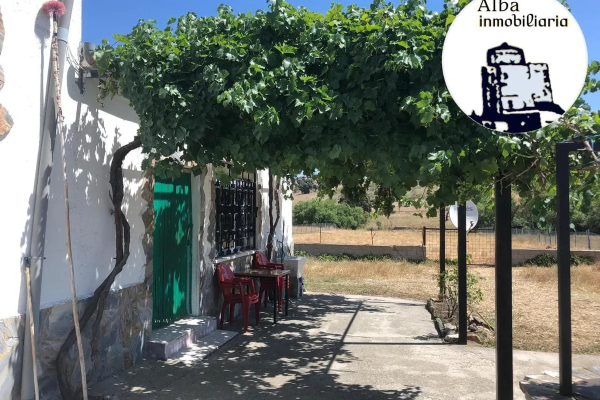CASA EN VENTA EN LARRODRIGO